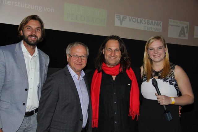 Ehrennadel: Oli Haas (r.) mit Partnerin und Moderatorin Corinna Pumm wurde von Josef Ober und Christian Ortauf (l.) überrascht. | Foto: Franz Braunstein