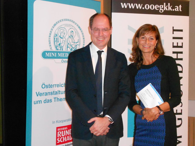 Am Podium: Kardiologe Clemens Steinwender mit der Moderatorin Christine Radmayr