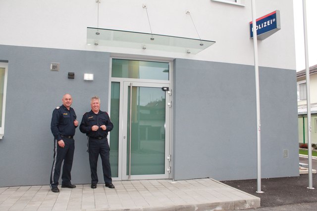 Gerald Grebenjak (li.) und Karl Slamanig vor dem neuen Eingang der Bezirksleitstelle