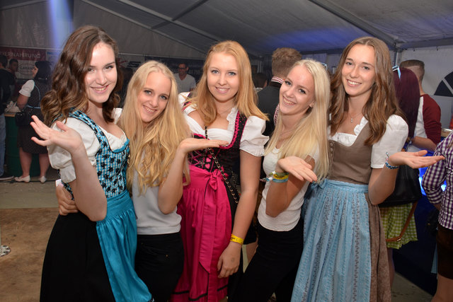 Nadja, Theresa, Julia, Sarah und Theresa aus Regau ließen sich das traditionelle Oktoberfest in Rüstorf nicht entgehen. | Foto: Wolfgang Spitzbart