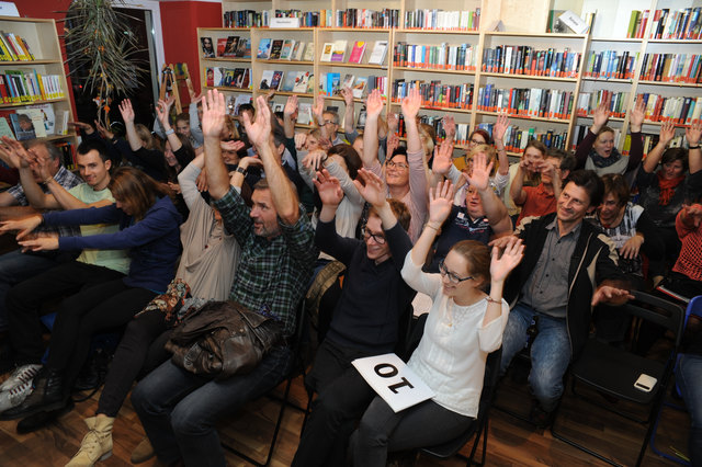 Das Publikum gestaltet den Poetry Slam mit.