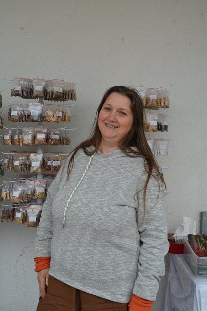 Petra Distelberger aus Blindenmarkt bietet Heilsteine und Räucherwerk an.