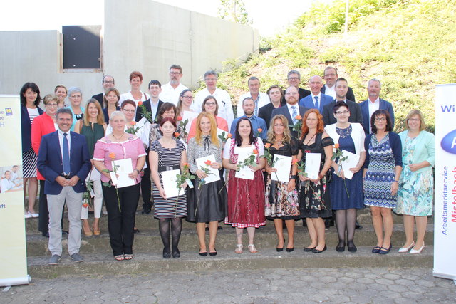 Die Absolventen mit der Spitalsleitung. | Foto: LKNÖ