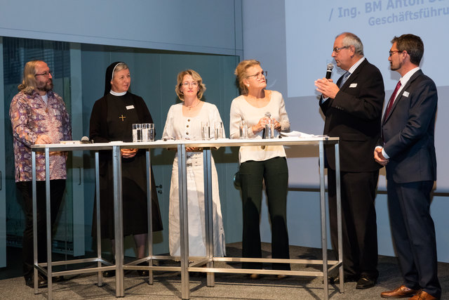 Pater Franz Helm, Schwester Gabriele Schachinger, Irmtraud Ehrenmüller, Pia M. Hofmann, Berndt Martetschläger und Anton Süss bei der Podiumsdiskussion.
