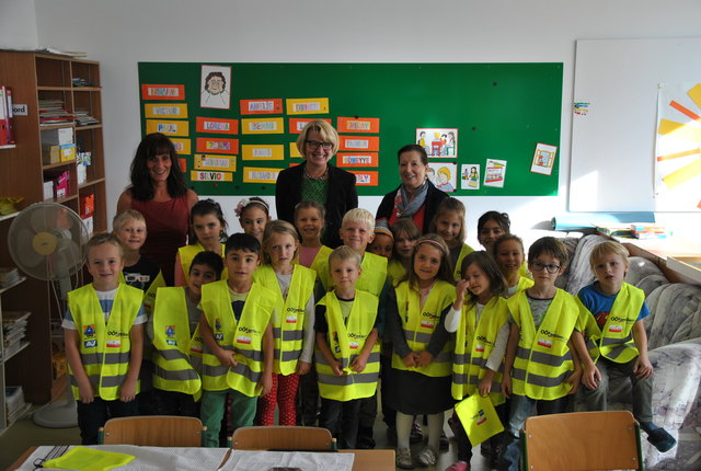 1A-Klasse mit VOL Doris Kapsammer, Bürgermeisterin Maria Pachner und Direktorin SR Gabriela Ecker (v.l.)