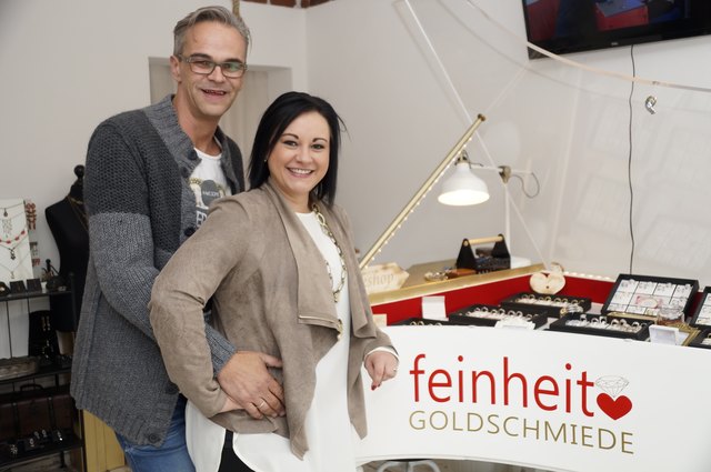 Andreas und Nicole Feiertag, selbst seit drei Jahren verheiratet, bieten u. a. Ehering-Workshops in der Goldschmiede an.
