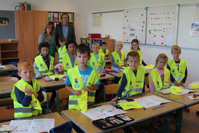 Sollen auf dem Weg zur Schule gut sichtbar sein: Die Gallspacher Erstklassler mit ihren Warnwesten. | Foto: Christine Krempl