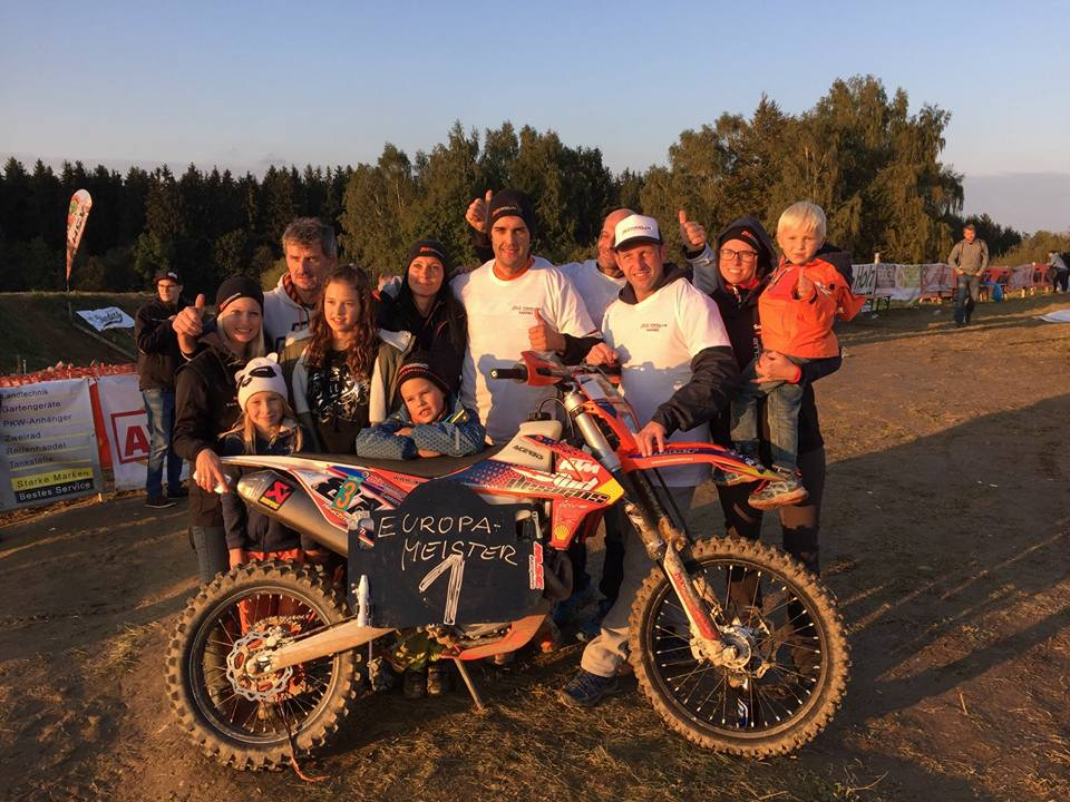 Mario Hirschmugl aus Kapfenstein ist Europas Nummer 1 und feiert mit Familie, Team und Sponsoren.