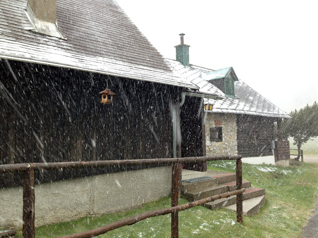 Boah und jetzt holt mi der stoarke Schneefall von obm wieda ein! Gott sei Dank bin i schon heruntn!