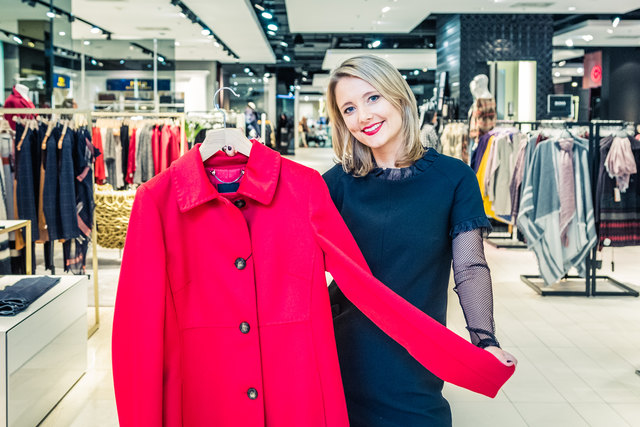 Stilsicher: Katrin Stocker, Einkaufsleiterin für Damen bei Kastner & Öhler, kauft jede neue Marke, die in das Sortiment kommt, auch selbst. In dieser Saison rät sie zu Wollmänteln und Rottönen. | Foto: geopho.com