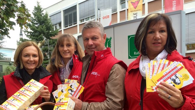 Auch die Deutschlandsberger Gewerkschaftsfunktionärinnen mit ÖGB Regionalvorsitzenden Günther Krainer wiesen  im FMZ  Deutschlandsberg  mit einer Verteilaktion auf diesen Umstand hin.