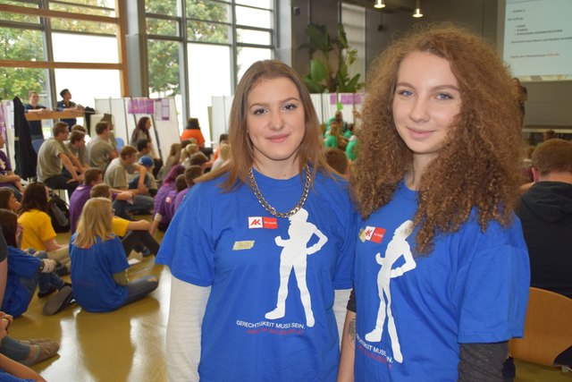 Steffi Langreiter und Sophia Eder finden es wichtig, Politik auch wirklich zu verstehen. Schließlich dürfen sie mit 16 Jahren wählen.