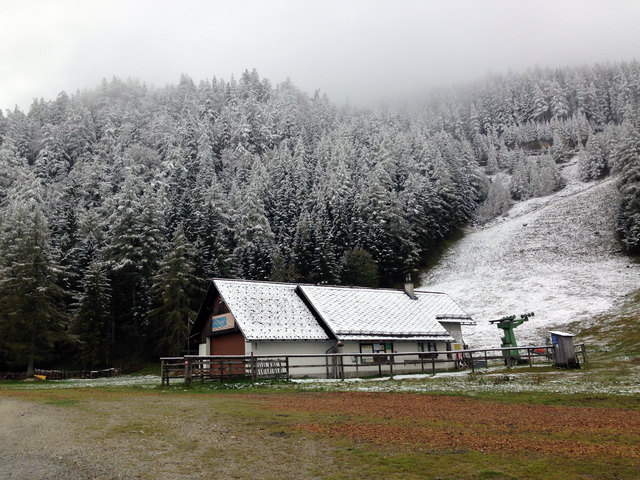 Fürs Schifoahrn reichts owa leidda no ned... und die Schneekanonen habms ah no ned angworfm... (ah joo, da hier habms ja sowas gar ned, da vertrauens immer no aufm Wettergott...)