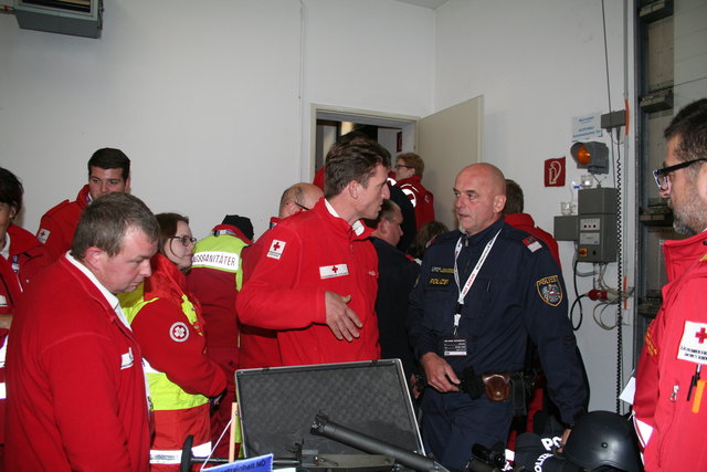 Reger Austausch zwischen Rettung und Polizei.