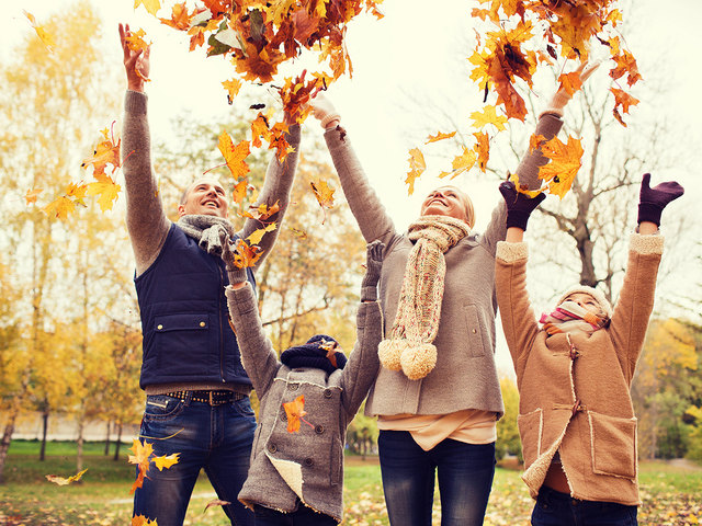 Auch wenn es draußen schon frisch ist, so kann man mit der richtigen Kleidung und Ausrüstung jedem Wetter trotzen und in der Natur Energie tanken. | Foto: Syda Productions/Fotolia.com