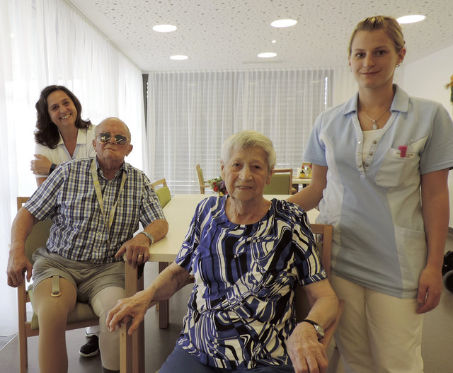 Karin Höftberger (l.) und Claudia Ablinger (r.) vom Haus Barbara mit dem Ehepaar Elisabeth und Walter Kern. | Foto: Marschall PR