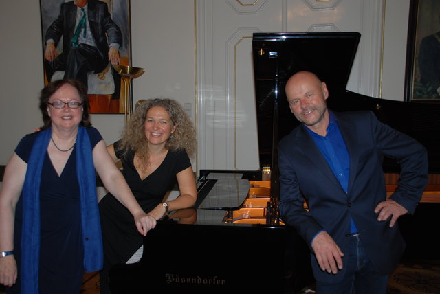 Gelungener Abend: Christa Dorner (l.), Claudia Mecheletti und Jörg-Martin Willnauer bei der Buchpräsentation auf der Kunstuniversität. | Foto: KK