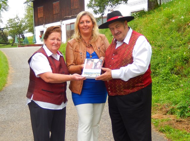 Leopoldine Frühwald, Autorin Eunike Grahofer und Johann Frühwald mit einem druckfrischen Exemplar von "Die Hechals".