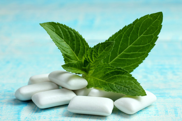 Minze und Kaugummis helfen kurzfristig gegen Mundgeruch. | Foto: Studio KIVI/Fotolia.com