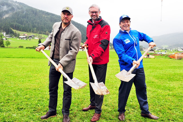 Hermann Maier, Wirtschaftslandesrat Michael Strugl und Rainer Schönfelder beim adeo-Spatenstich in Gosau. | Foto: Franz Frühauf