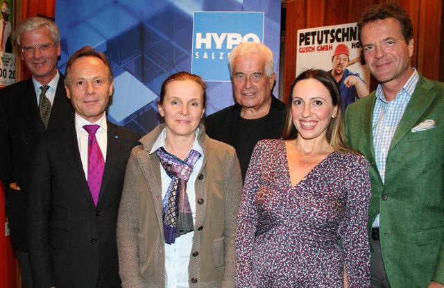 Lukas Wolff, Rechtsanwalt und Vorsitzender des Salzburger Haus- und Grundbesitzerverbandes, HYPO-Generaldirektor Helmut Praniess, Brigitte Riedner, Geschäftsführerin der Firma Schneiders Bekleidung, Schauspieler Frank Hoffmann, Stephan Wagner, Eigentümer der Unternehmensgruppe gleichen Namens, die Kuranstalten, Rehabilitationszentren und Pflegeheime betreibt und Jehona Ramadani. | Foto: Hypo Salzburg