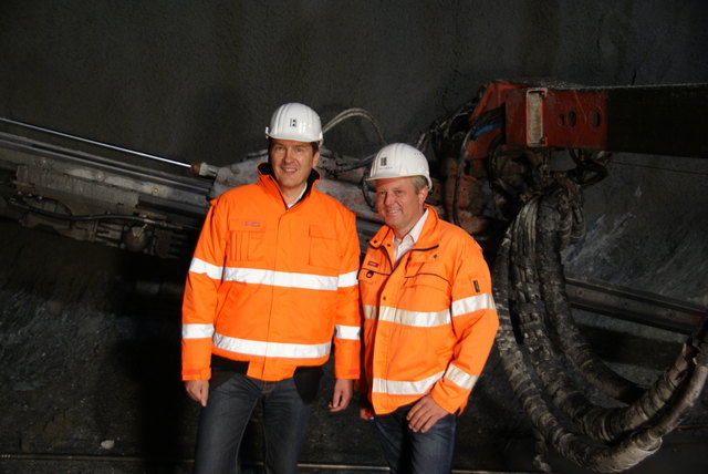 ASFINAG-Geschäftsführer Gernot Brandtner (li.) und ASFINAG-Projektleiter Richard Loidl präsentierten beim Baustellen-Besuch den Baufortschritt im Perjentunnel.