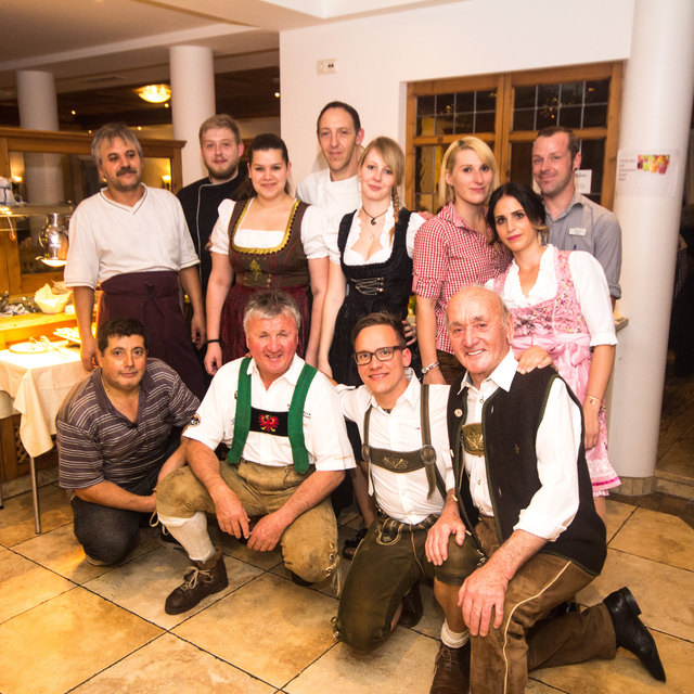 Enzianwirt Klaus mit Vater Herbert und seinem Team