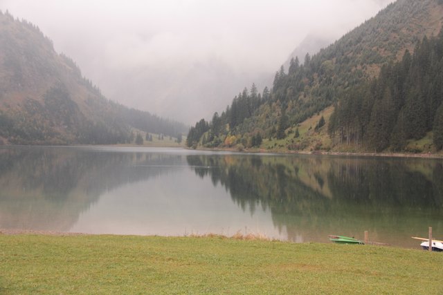 Auch bei schlechter Witterung hat der Vilsalpsee seine Reize.