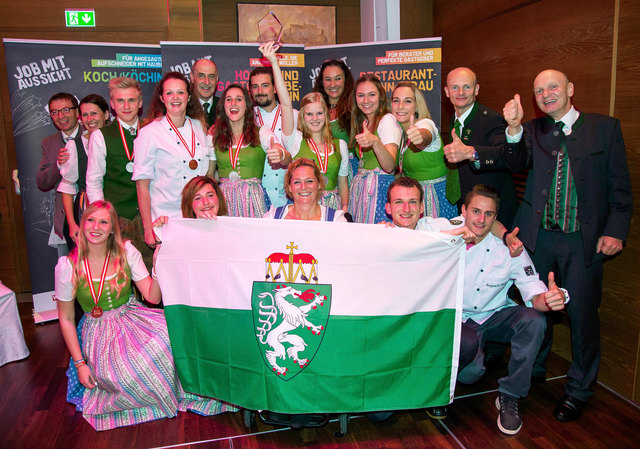 Glückliche Gesichter bei der Preisverleihung der österreichischen Staatsmeisterschaft der Lehrlinge der Tourismusberufe 2016 im Crown Plaza. | Foto: Kolarik