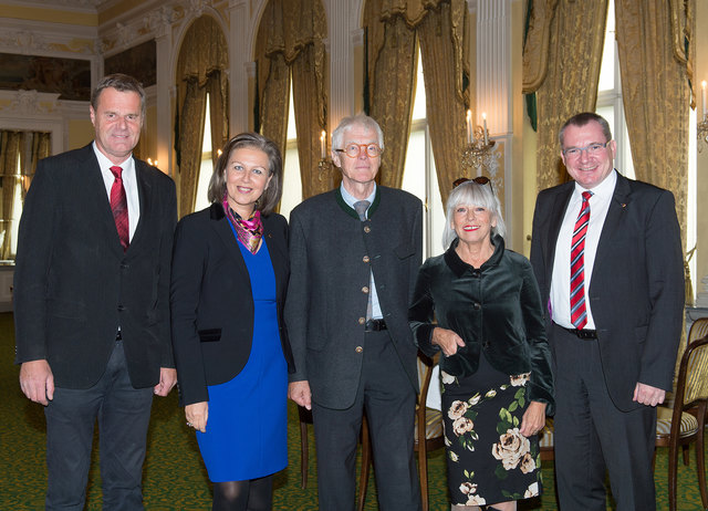 Dankten Klaus Lugger für dessen Verdienste um den geförderten Wohnbau (von li.): Landesgruppen-Obmann Franz Mariacher, LR Patrizia Zoller-Frischauf, Lugger mit Gattin Maria und LR Johannes Tratter | Foto: Vandory