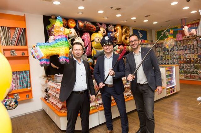Suchten sich gleich ihre Lieblingsartikel aus: Franjo Bozic, Alexander Klotz (beide Party Fiesta), Markus Siedl (Sillpark)