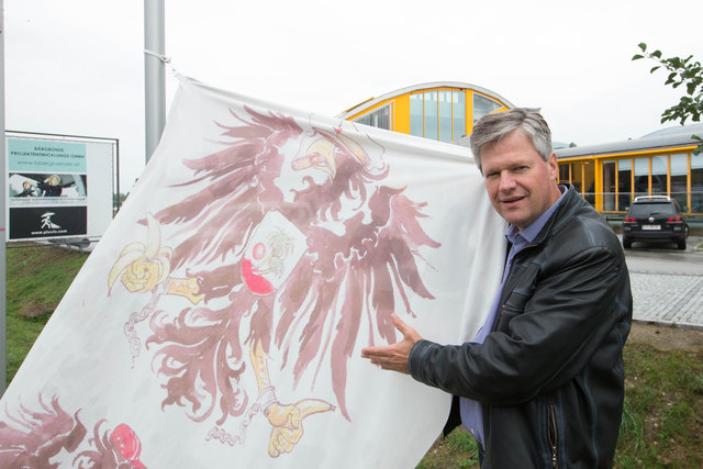 Der Salzburger Baumeister Markus Vogelreiter aus Obertrum mit seiner BANANENREPUBLIK Fahne | Foto: Franz Neumayr
