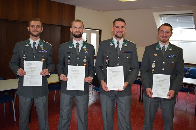 Die glücklichen Absolventen: Die Wachmeister Panic, Pfeifer, Steiner und Jeschko (v. l.). | Foto: © MilRG