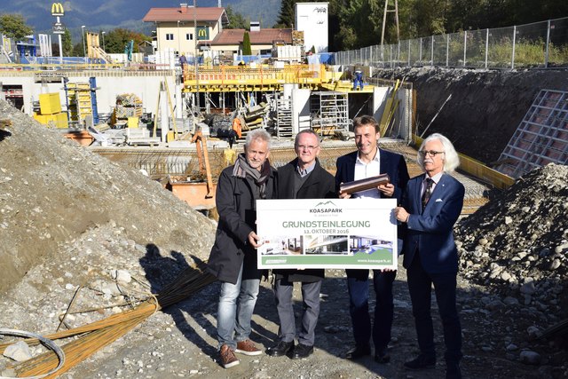 Josef Feichtner (2. v. re.) mit dem Projekt Team bei der Grundsteinlegung.