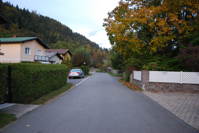 In der Karawankenblickstraße, einer Einfamilienhaus-Siedlung, soll ein Projekt mit 27 Wohnungen (dort, wo die großen Bäume sind) entstehen