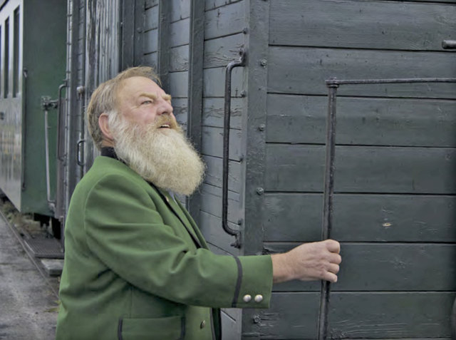 Fritz Sendlhofer am Eisenbahnwaggon. | Foto: Hansaton / P8 GmbH