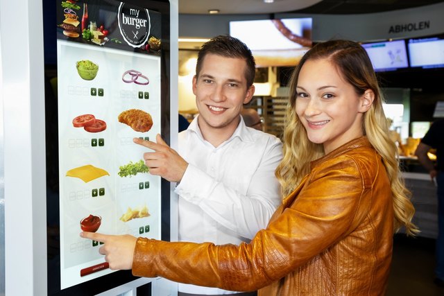 Am Kiosk in der Mc Donalds Filiale in Hallein kann aus über 30 Zutaten und Saucen ausgewählt werden.