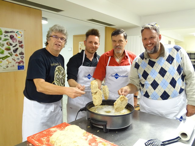 Die regionale Presse trug Kochschürze. Mit dem Schnitzel klappte es schon mal ganz gut.