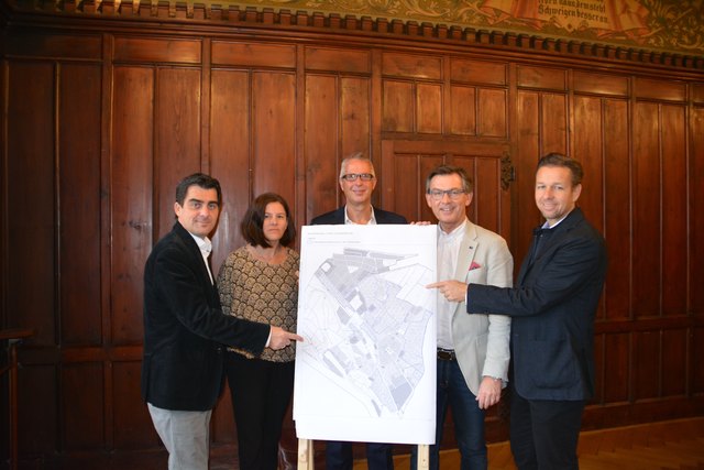 Bgm. Christian Gepp, Esther Böhm (Büro Paula), Wolfgang Schenk (Bauamtsdirektor), STR Hubert Holzer, GR Roland Raunig