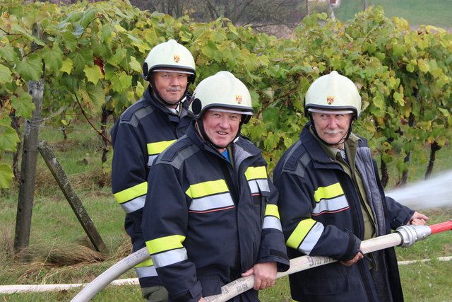 Feuerwehrmänner der FF Zahling beim Löscheinsatz