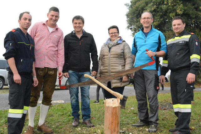 (v.l.n.r.) OBI Christoph Puchas, Christoph Fuchs, Vize BGM Reinhard Hofer, Stadträtin Philippine Hierzer, Erich Eberl und Ortskommandant Robert Friedl vor dem ungeschnittenen Maibaum.