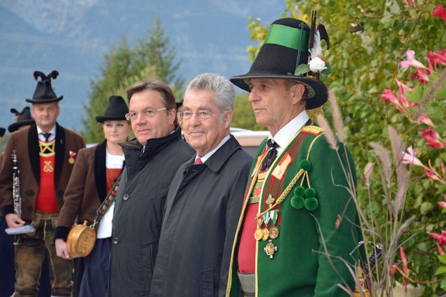 Tirols LH Günther Platter, Bundespräsident a.D. Heinz Fischer und Landeskommandant der Tiroler Schützen Fritz Tiefenthaler beim landesüblichen Empfang in Lans. | Foto: Land Tirol/Sax