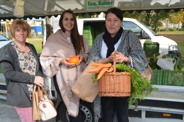 Regina Heuer, Yvonne und Martina Stelzer kauften am Bauernmarkt in Oberwart regionale Produkte ein.