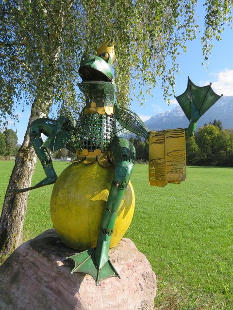 Mit so manchem Frosch kann man nicht mal küssen- da geht man gleich baden... [Dieser Froschkönig ist übrigens der Wegweiser zum Waldschwimmbad in Niederndorf]