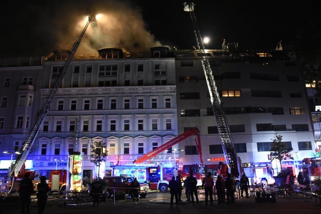 Feuerinferno in Favoriten: Die Flammen waren weithin sichtbar. | Foto: MA68
