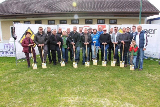 Mit einem gemeinsamen Spatenstich erfolgte der offizielle Auftakt zum Neubau der Sportlange in Hirnsdorf.