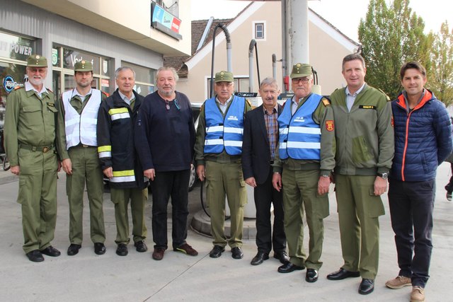 v.l. LBDS Hans Hatzl, HBI Manfred Bäck, Bgm. Wilhelm Thomas, Tankstellenbetreiber August Schwarzer, BR Alfred Kloiber, HR DDr. Hermann Prem, OBR Günther Pock, LAbg. Ewald Schnecker, Mag. Harald Dunkl