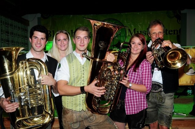 Bei der Blechberg Night dabei: Stephan Gasser, Verena Winkler (2. v. li.), Tanja Prugger und die "Hinterberger Musikanten Thomas Oberleitner (li.) und Hans Obermeyer