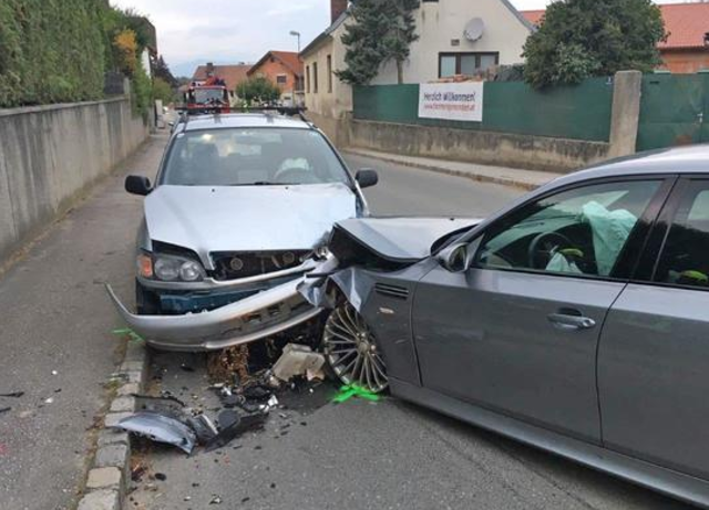 Schwerer Crash - wie durch ein Wunder niemand verletzt.