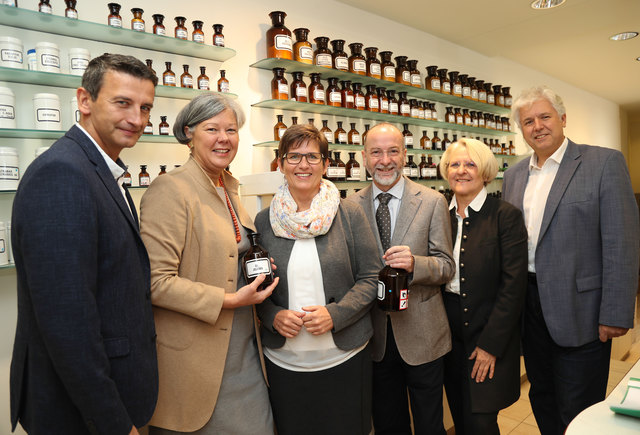 Mag. pharm. Diemut Strasser, Angela Kirchgatterer, Christoph Fürthauer, Elisabeth Kretschmer, Andreas Huss, und Bgm. Andreas Haitzer.
